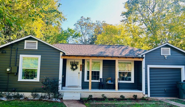Charming Pine Cottage near SFA, azalea gardens, & walking trails.