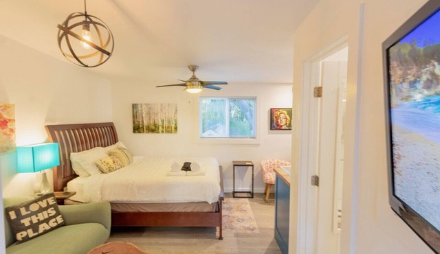 *Charming Studio* Central to Everything!