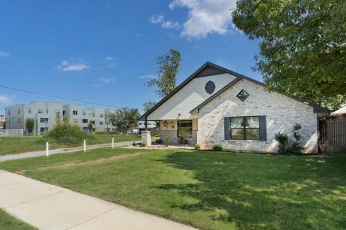 Chic 4BR Retreat Near Downtown