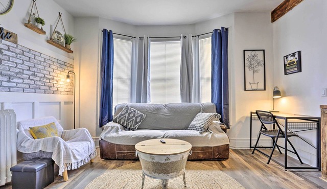 Chic Newark Escape w/Balcony < 14 Mi to NYC!