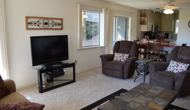 Cliffside Condo with scenic View of Greers Ferry Lake & WiFi