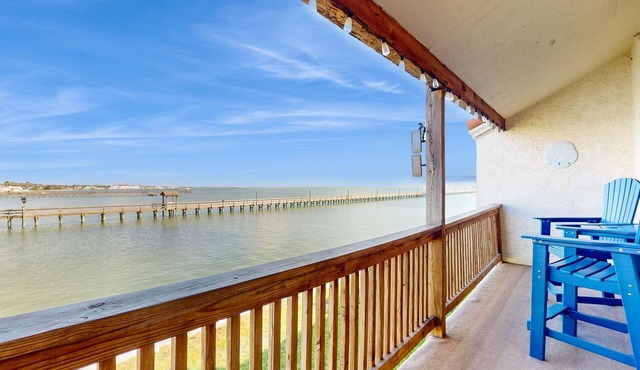 Coastal bay great view condo with shared pool - excellent location