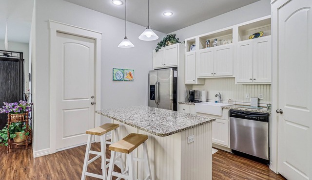 Coastal snowbird-friendly house with pool, central AC & steps from the bay