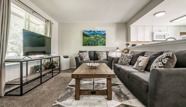 ⤃ Colorado Hideaway! 2 BR, 1.5 Bath w/AC Sleeps 6!