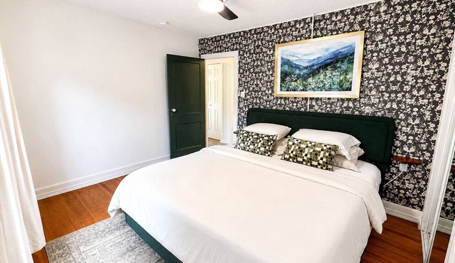 Couples King Bed Cottage with Fire Pit & Swing, Near Asheville & Biltmore in WNC