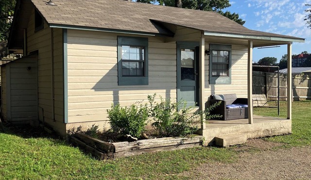 Cozy 1-bedroom cabin on Lake Hamilton in front of a private beach