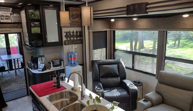 Cozy 1-bedroom campground in beautiful Russellville with AC