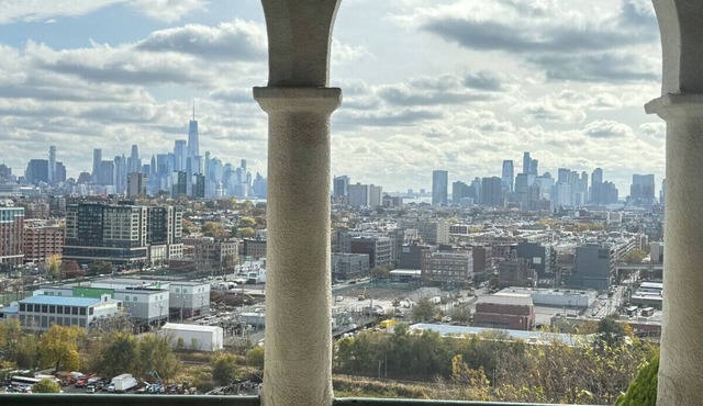 Cozy 2 bedroom with views of NYC and fast wifi
