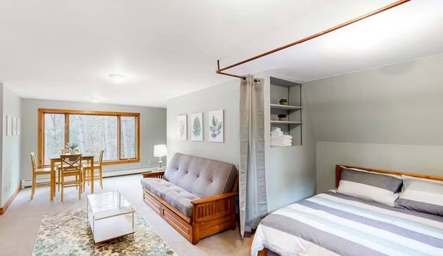 Cozy Above Garage Apartment Near Stowe Mountain