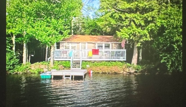 Cozy and Rustic lakefront cottage on beautiful, serene Lake Armington