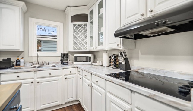 Cozy City Living Greenville - Easy Downtown Access