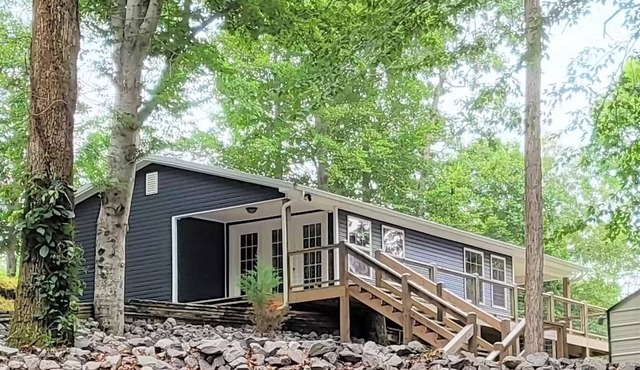 Cozy lake cottage minutes from Lake Barkley Resort and Land Between the Lakes.