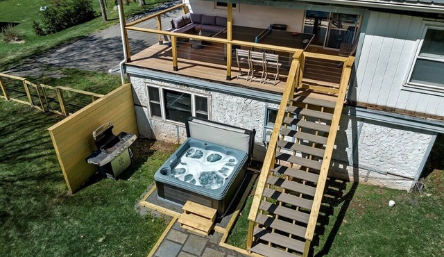 Cozy Retreat - Walk to Shops, Hot Tub, Fenced Yard