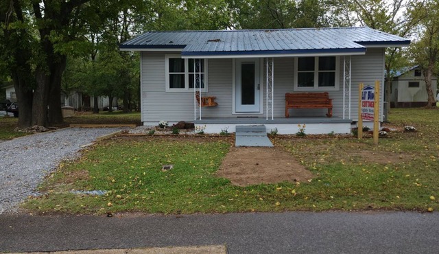 Cozy unique cottage home. Ready for you to enjoy all the Ozark Mountains offers.