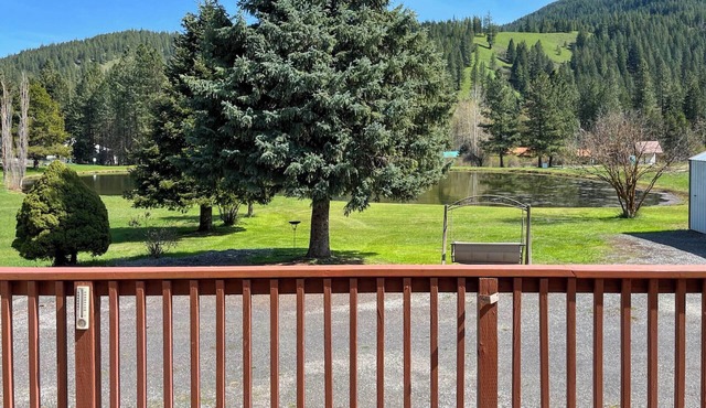 Cozy Waterfront Home w/Mtn View Near Leavenworth