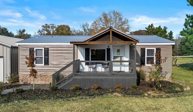 Cute country house, near Little Rock airforce base back gate!