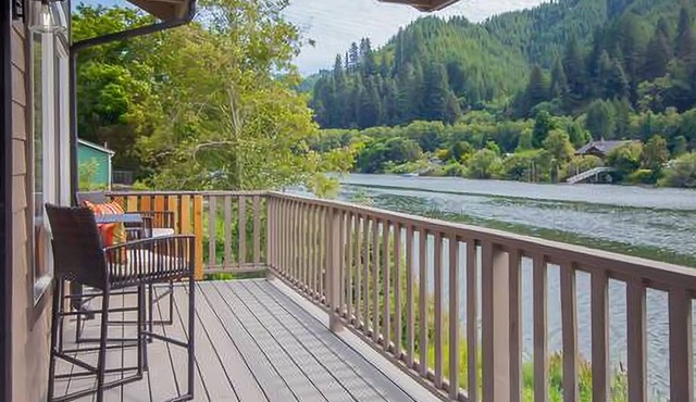 Delightful riverfront home with dock, game room, fast WiFi, kayaks & grill
