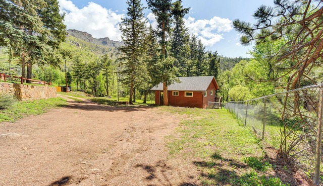 Dog Friendly: Cabin w/Yard & Mtn Views in Cascade