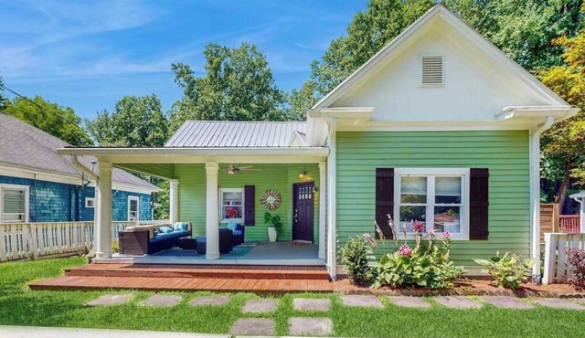 Dog-friendly downtown retreat with 2 kitchens & large fenced yards