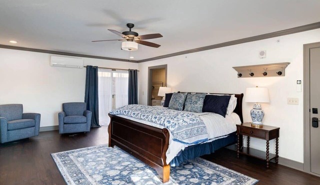Downton Parkville King Bed Walkable Balcony Shops