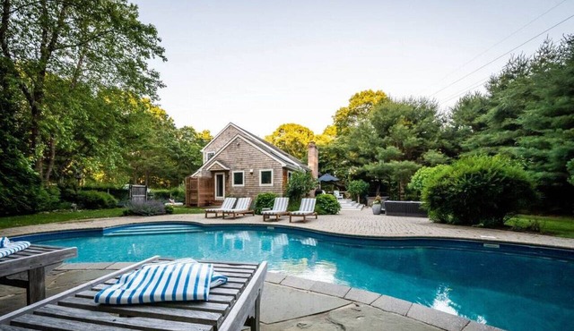 East Hampton Estate for 10, Pool Open! Sauna, Chef`s Kitchen, Outdoor Fireplace