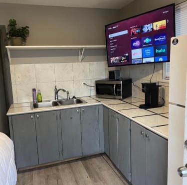 Ellie Kate's Tiny Apartment Pets Welcome Close to Airport