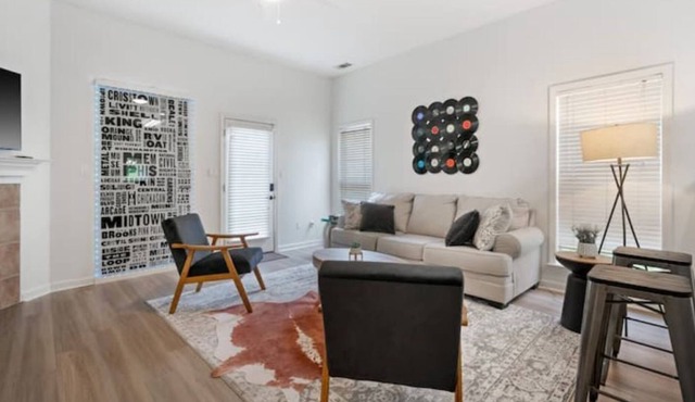 Elvis in the burbs - Stylish home in Cordova