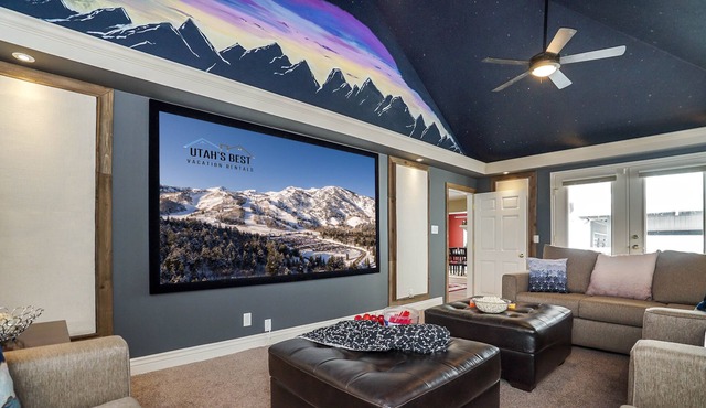 Entertainment Paradise! Hot Tub * Theater/Game Rm * Fire Pit * Playground