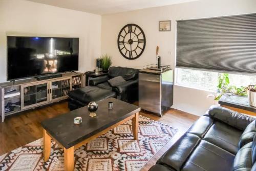 Escondido Urban Stay - Stylish 2BR Apartment