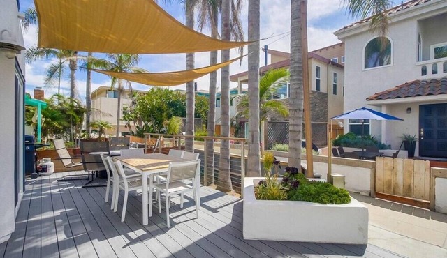 Exclusive Ground Level Patio ☆ Steps to Beach & Bay
