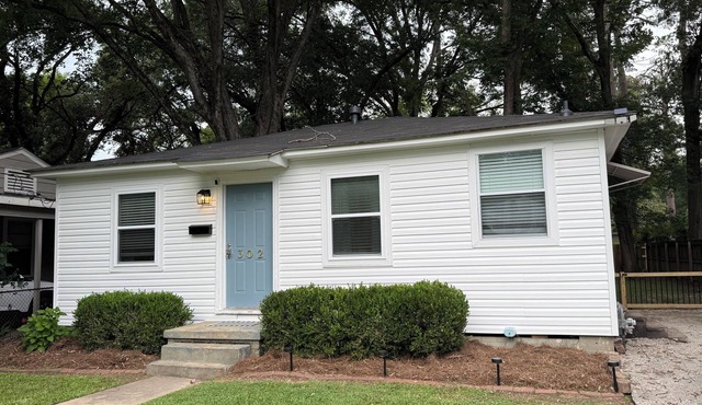 Fabulous 2-bedroom house with fenced backyard in Monroe. Matt’s Place!