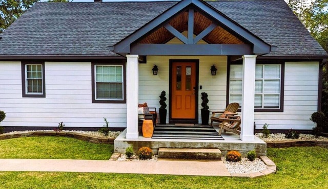 Family-Friendly East Nashville Retreat – Sleeps 12, Hot Tub, Games & Fenced Yard