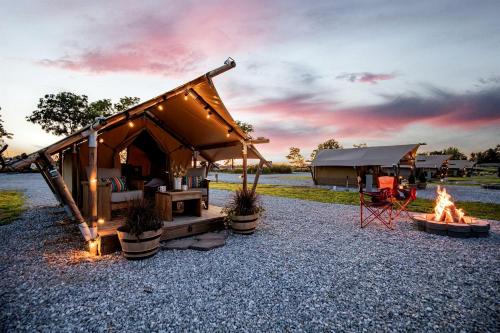 Fantastic Tented Cabin with Fire Pit in Cassville, Missouri