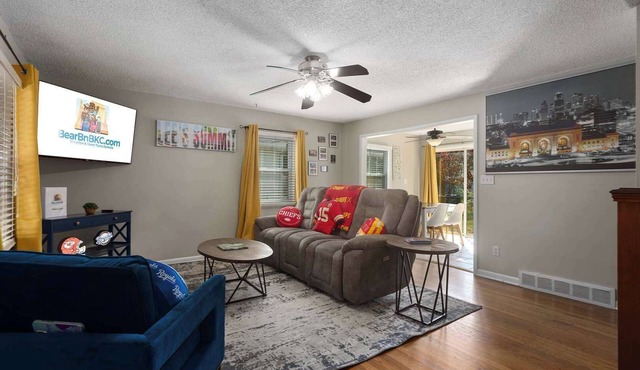 MAJOR INTERNATIONAL SPORTING EVENT WC READY! 4 KING beds, Sleeps 8 Fenced Pets
