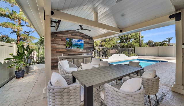 Flora Vista-Saltwater POOL! Close to Beach! Shopping! Family Friendly Play Park!