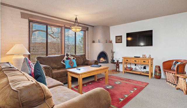 Fort Marcy 25 | Walk to Plaza | Kiva Fireplace | Full Kitchen | Hot Tub | Pool | 2 Levels