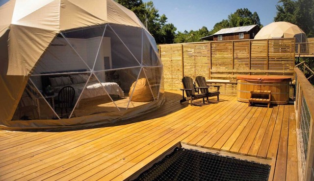 Fox Wood Luxury Dome, with Cedar Hot Tub on large deck, built-in deck hammock and mountain views! Only 15 minutes from downtown Eureka Springs and 7 minutes from Beaver Lake.