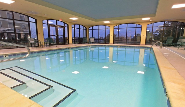Free Breakfast. Pool. Visit Hot Springs National Park!
