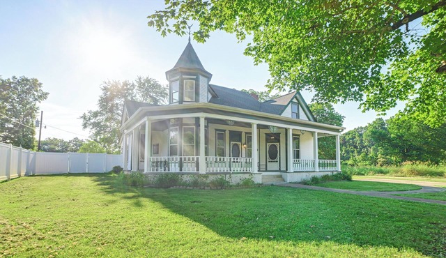 Grand Victorian Home, Walk to Historic Town Square