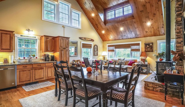 Grey Goose Farm: 5 br, wood fireplace, a/c & private pond!