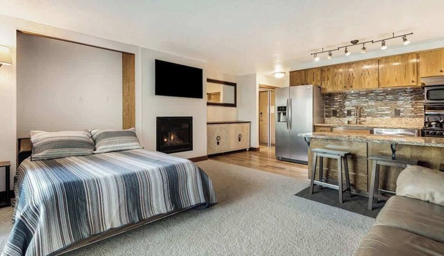 Ground Floor - Riverfront Studio