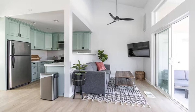 Heart of OB Walk to Beach Townhome with Garage