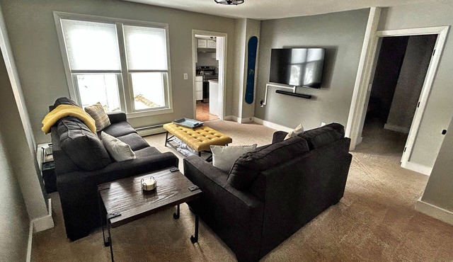 High Street Hideaway- Cozy 2-bedroom apartment with WiFi, in welcoming Waterbury