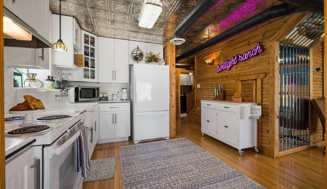 Hill Country Cabin w/hot tub and dog friendly!