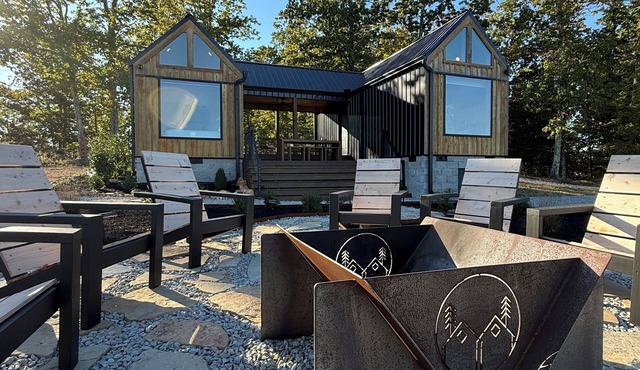 Hilltop Retreat with Wood Fire Hot Tub & Stargazing