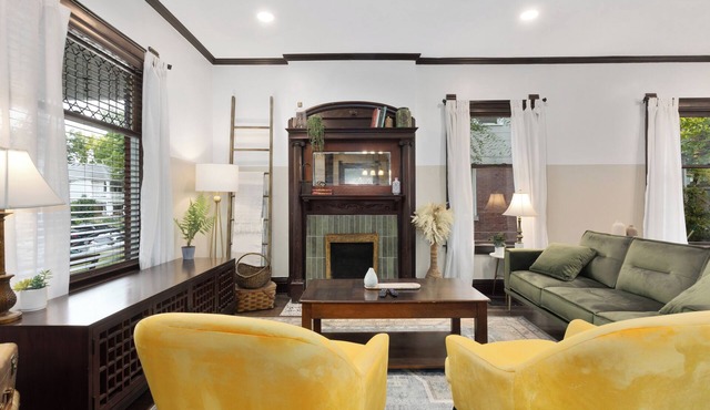 Historic 4BR Home, Near Plaza and Downtown w/Spa Bath and 2 King Beds. Sleep 8