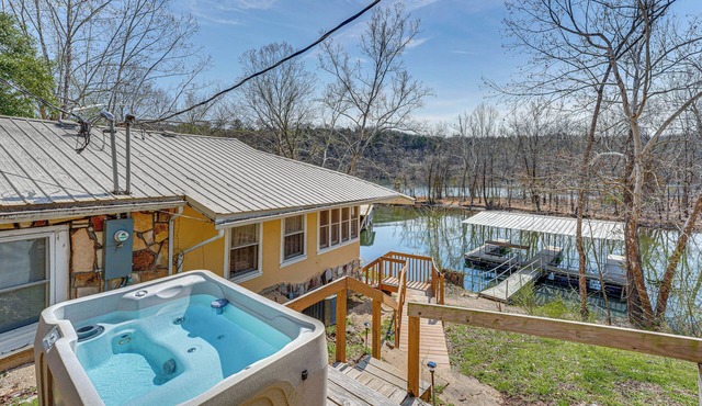 Hot Tubs, Boat Dock! 2-Unit 1950s Taneycomo Escape