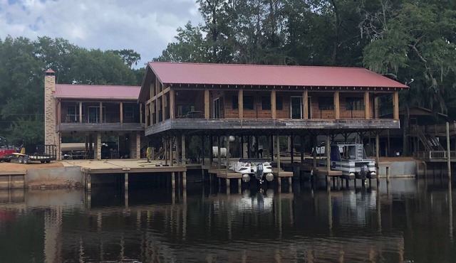 House/Boat house on the river! Boat lift and boat ramp, sun deck, ice machine