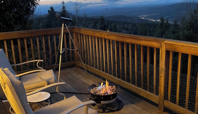 Hummingbird Point is a spacious mountainside house in Woodland Park Colorado