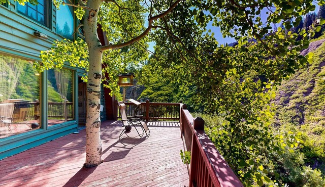 Iconic creekside mountain home with hot tub, fireplaces, balcony & amazing views